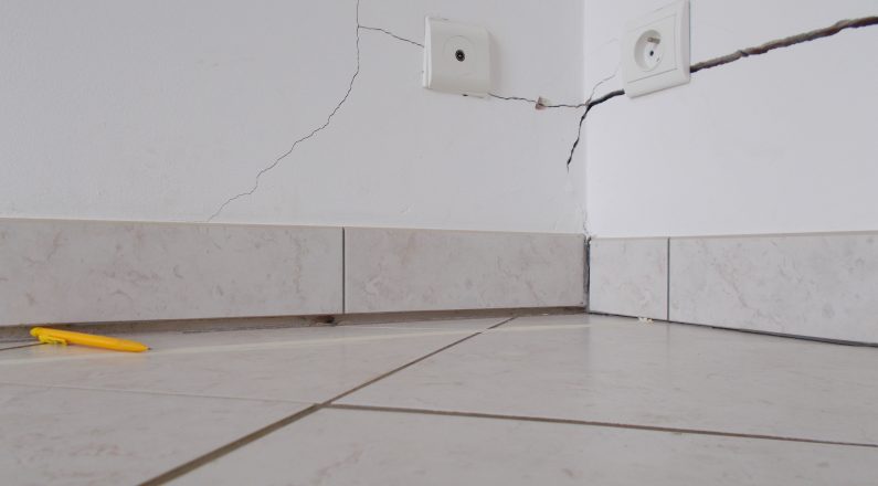 fissures sur les murs et affaissement du dallage